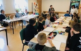 Międzypokoleniowe warsztaty malarskie (23)