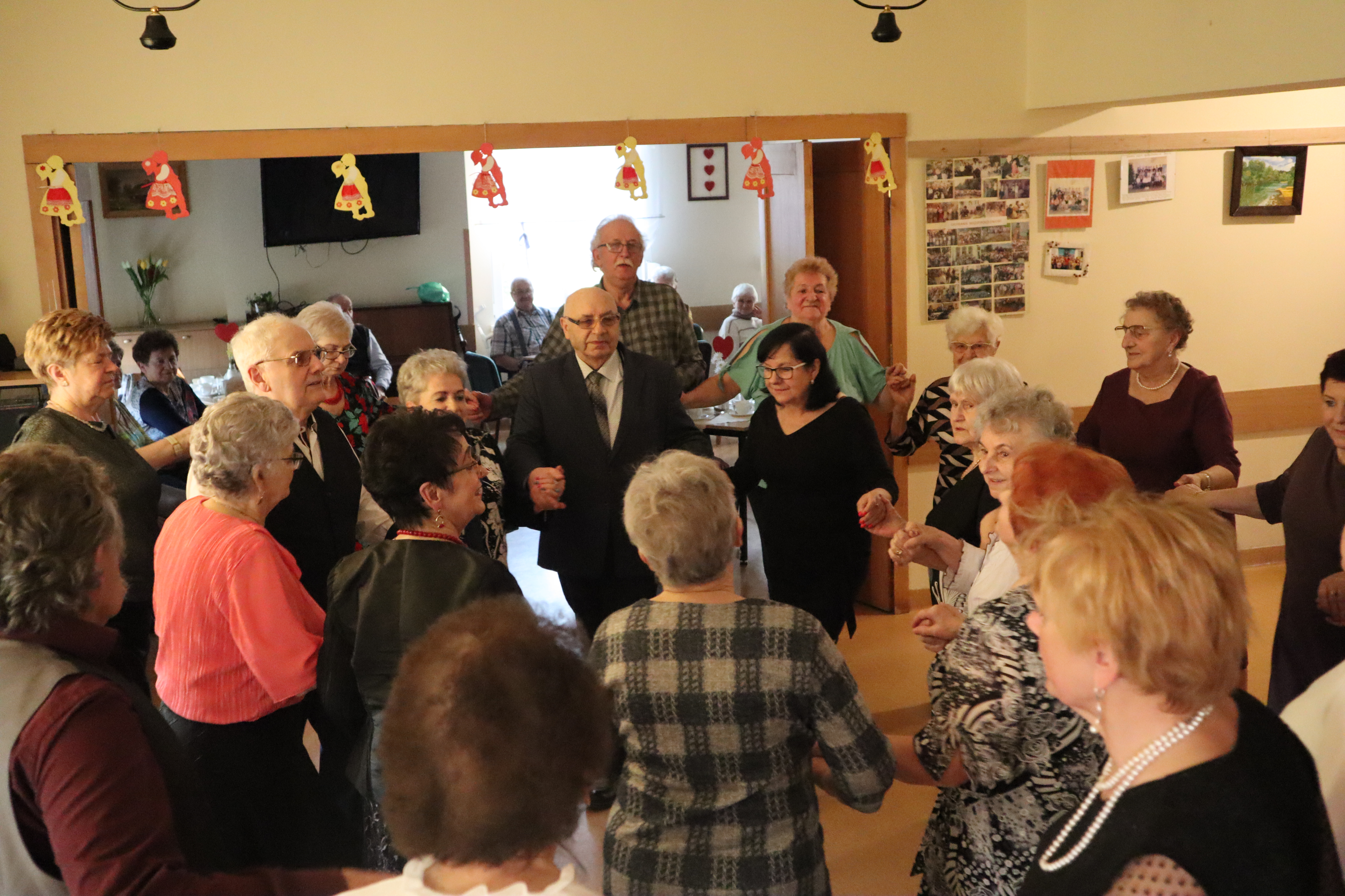 Seniorzy uczestniczący w&nbsp;Podkoziołku DDS