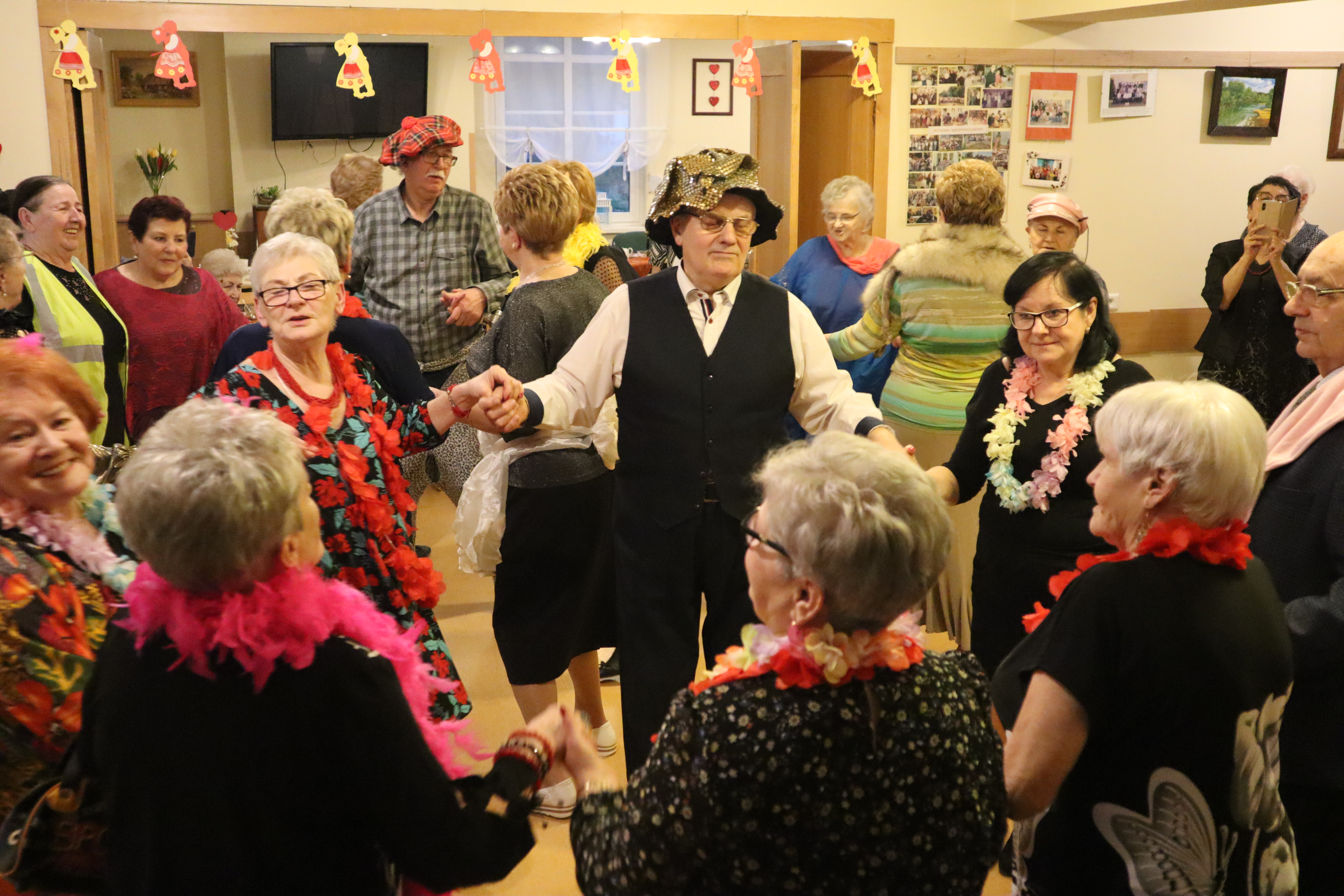 Seniorzy uczestniczący w&nbsp;Podkoziołku DDS