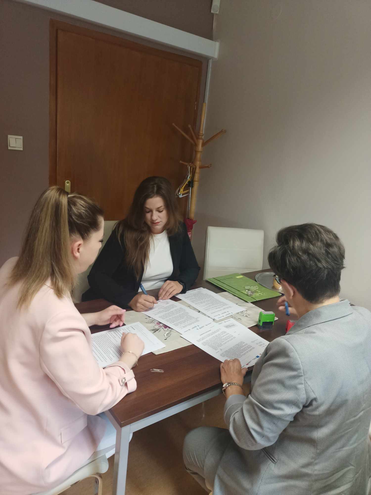 POdpisanie umowy na usługi porządkowe i sprzątające