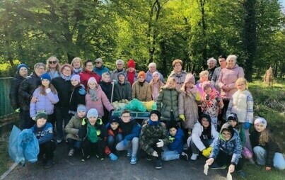 Grupa Seniorów i dzieci ze Szkoły Podstawej w Pniewach