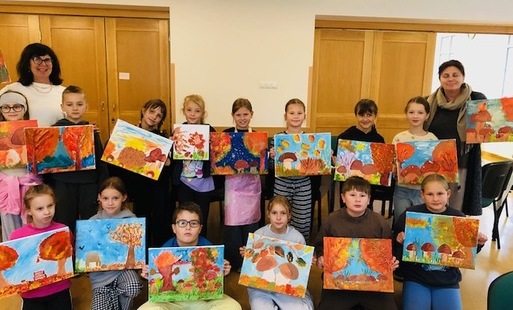 Grupa uczestników warsztatów malarskich